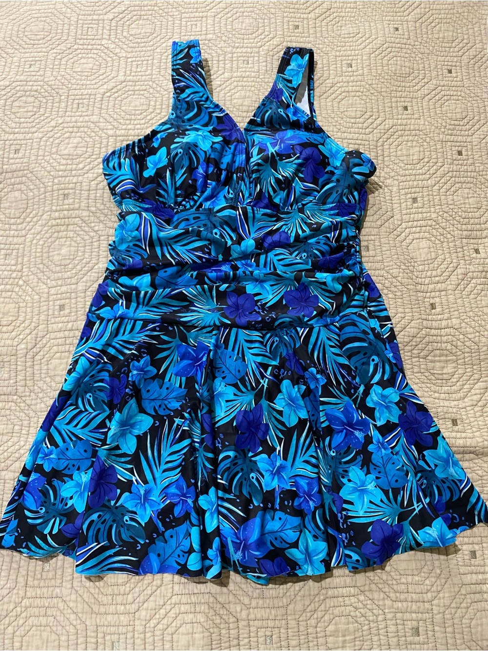 Navy Floral And Leaf Print Swimdress
W/built In Shorts Size XL
